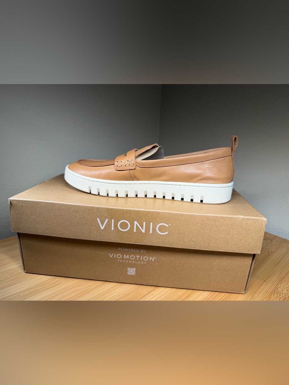 Vionic Uptown Loafer Camel Leather White Platform Sole NIB Size 9M